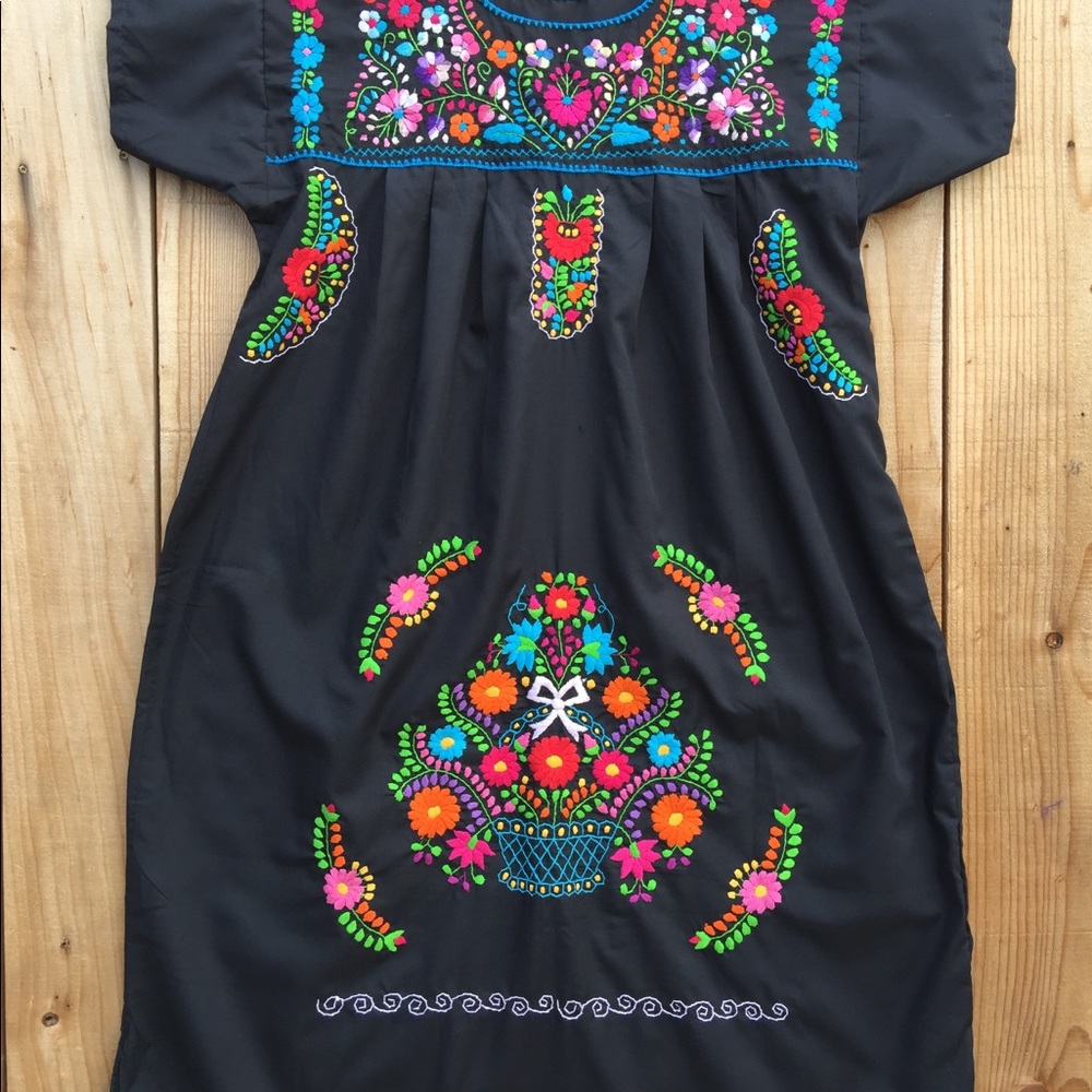 PLUS SIZES DRESSES AND BLOUSES AVAILABLE - Picture 2 of 11